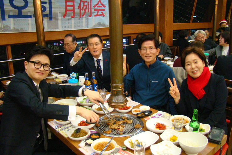 한동훈 前 국민의힘 대표가 지난 17일 저녁 서울 관악구의 한 식당에서 열린 국민의힘 수도권 전·현직 당협위원장 모임에 참석해 김문수 前 고용노동부장관, 양향자 국민의힘 최고위원에게 고기를 구워주고 있다. /국민의힘 관계자 제공