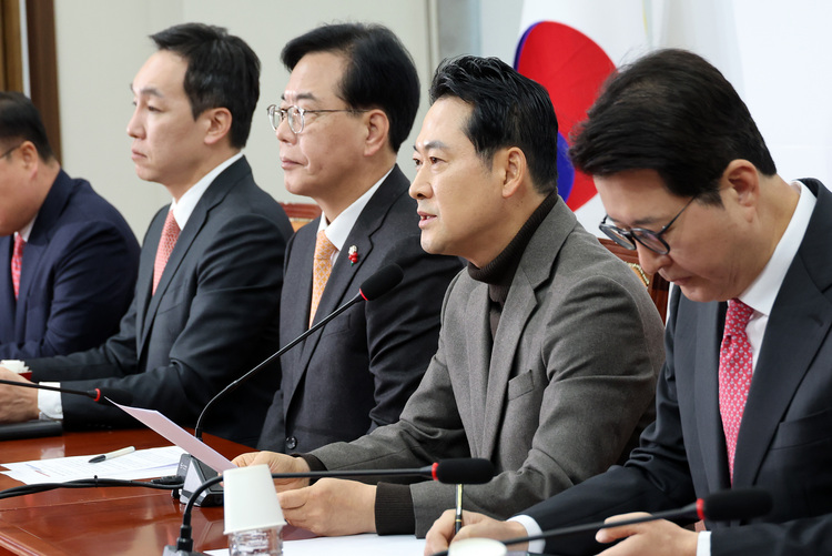 국민의힘 장동혁 대표가 18일 국회에서 열린 최고위원회의에서 모두발언을 하고 있다.  /연합뉴스 