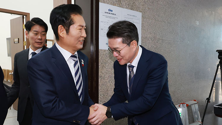 정원오 성동구청장이 18일 국회에서 더불어민주당 정청래 대표와 면담을 마친 뒤 악수하고 있다. /연합뉴스