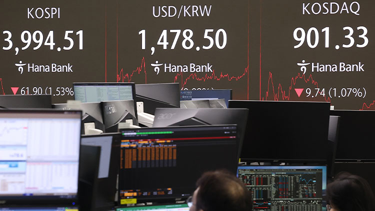 18일 오후 서울 중구 하나은행 본점 딜링룸 현황판에 코스피, 원/달러 환율, 코스닥 지수가 표시돼 있다. /연합뉴스