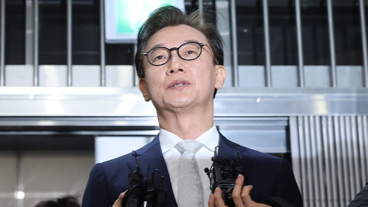 전재수 전 해양수산부 장관이 19일 통일교 측으로부터 현금 등을 받은 혐의로 서울 서대문구 경찰청에 피의자 신분으로 출석, 취재진의 질문에 답하고 있다.  /공동취재 