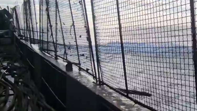 등선 막으려 쇠창살까지…신안 해상서 무허가 중국어선 2척 나포