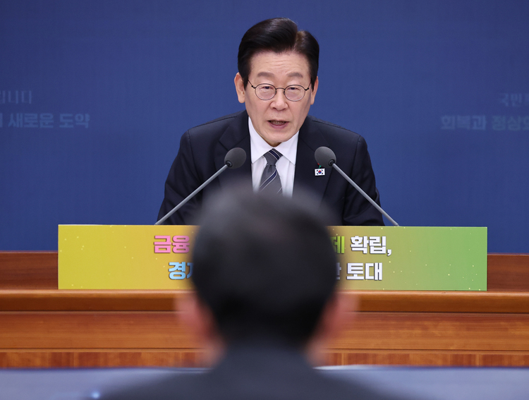 이재명 대통령이 19일 정부서울청사 별관에서 열린 금융위원회·공정거래위원회 업무보고에서 이억원 금융위원장에게 질문하고 있다.  /연합뉴스 