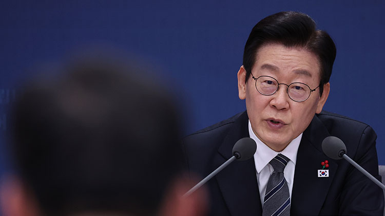 이재명 대통령이 19일 정부서울청사 별관에서 열린 법무부(대검찰청)·성평등가족부 업무보고에서 정성호 법무부 장관에게 질문하고 있다. /연합뉴스