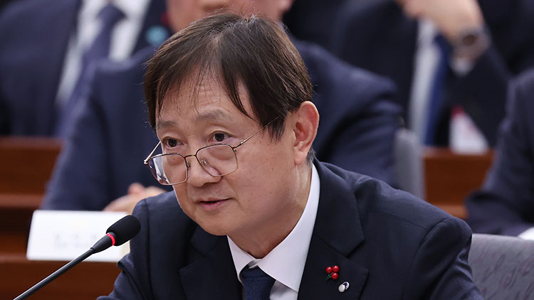 이찬진 금융감독원장이 19일 정부서울청사 별관에서 열린 금융위원회·공정거래위원회 업무보고에서 이재명 대통령 질문에 답하고 있다. /연합뉴스