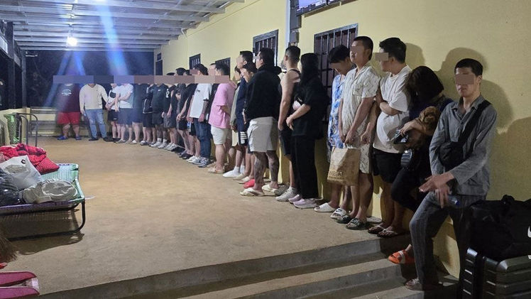 지난 18일 캄보디아 몬돌끼리의 범죄단지에서 '코리아전담반'에 의해 검거된 한국인 범죄혐의자들. /경찰청 제공