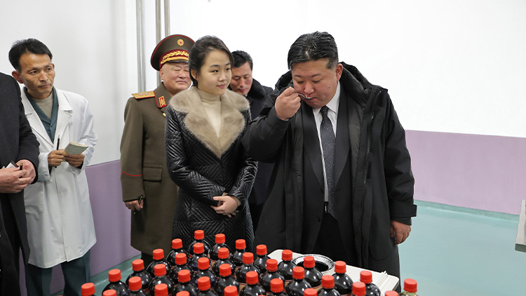 북한 조선중앙통신은 김정은 북한 국무위원장이 참석한 가운데 지난 19일 함경남도 신포시에서 지방공업공장 준공식이 진행되었다고 21일 보도했다. /연합뉴스