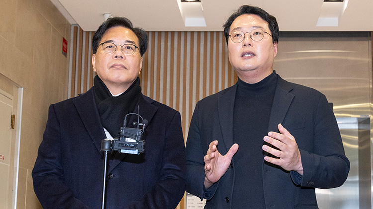 국민의힘 송언석(왼쪽) 원내대표와 개혁신당 천하람 원내대표가 21일 서울 여의도의 한 음식점에서 통일교 특검법 공동 발의 관련 오찬 회동을 마친 뒤  양당이 협의한 내용을 설명하고 있다. /연합뉴스