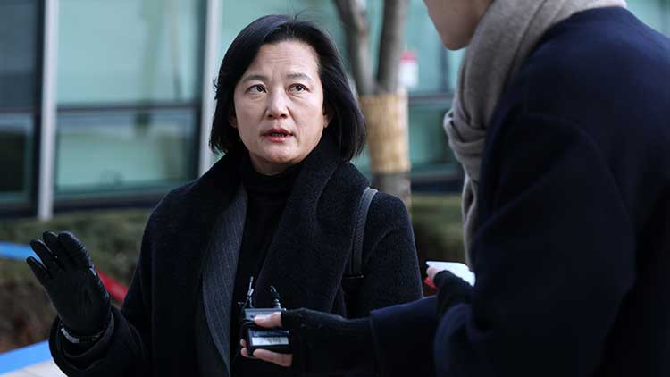 최근 법무부 인사에서 고검검사급 보직으로 사실상 강등된 정유미 검사장이 22일 서울행정법원에서 열린 집행정지 신청 심문기일에 출석하며 취재진 질문에 답하고 있다. /연합뉴스