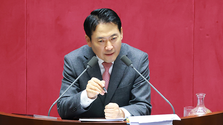 국민의힘 장동혁 대표가 23일 국회에서 열린 12월 임시국회 본회의에서 12·3 윤석열 비상계엄 등에 대한 전담재판부 설치 및 제보자 보호 등에 관한 특별법에 대한 무제한 토론하고 있다. /연합뉴스