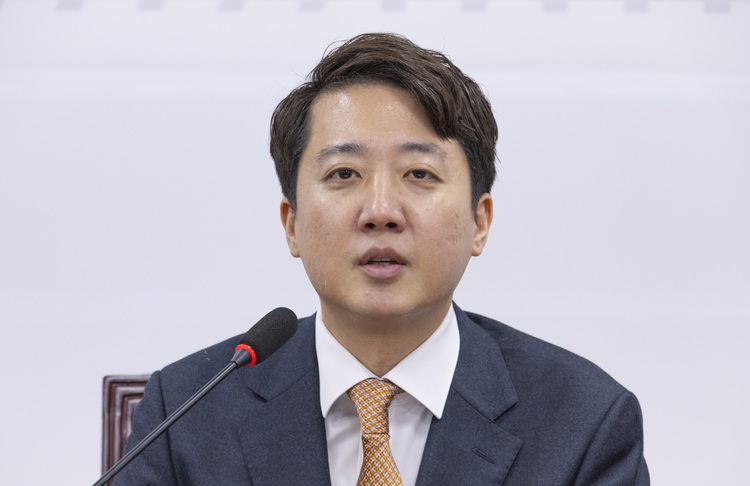 개혁신당 이준석 대표가 24일 국회에서 열린 최고위원회의에서 발언하고 있다. /연합뉴스 