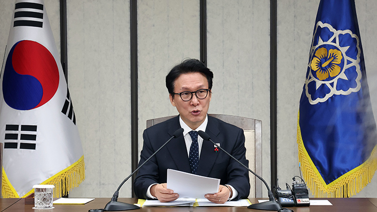 김민석 국무총리가 24일 정부세종청사 총리실에서 열린 국가정책조정회의를 주재하고 있다. /연합뉴스