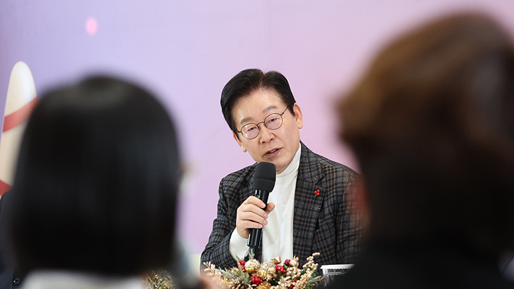 이재명 대통령이 24일 서울 서대문구 신촌세브란스 연세암병원 중입자치료센터에서 열린 희귀질환 환우·가족 간담회에서 참석자 질문에 답하고 있다. /연합뉴스