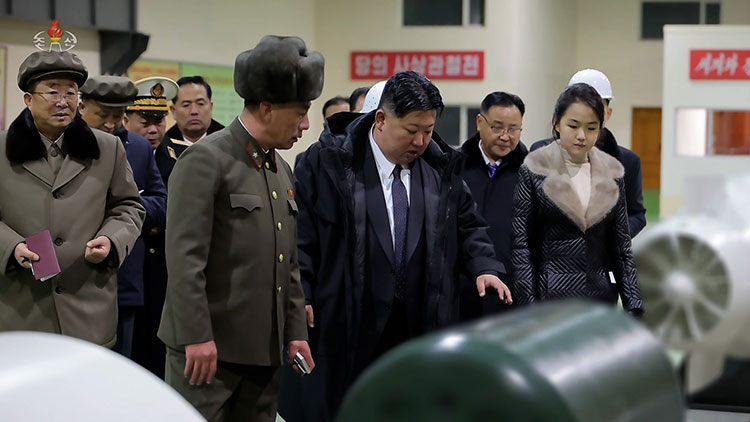 북한 김정은 국무위원장이 지난 24일 부인 리설주, 딸 주애와 함께 8천700t급 '핵동력 전략유도탄 잠수함' 건조 사업을 현지지도하고 해군의 핵무장화를 계속 강력히 추진해 나가겠다는 의지를 밝혔다고 조선중앙TV가 25일 보도했다. /연합뉴스