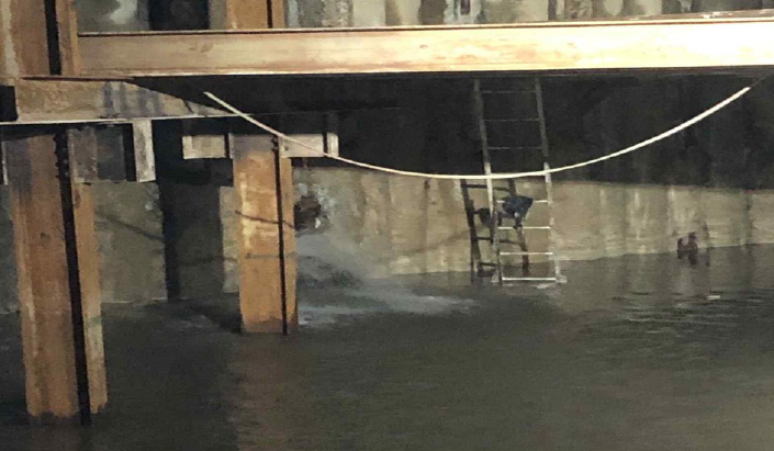 지반침하 현장 내부의 누수 및 토사 유출 / 서울시 제공