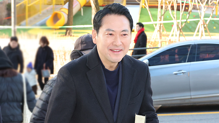 국민의힘 장동혁 대표가 25일 성탄 예배를 보기 위해 서울 서초구 사랑의교회로 들어가고 있다. /연합뉴스