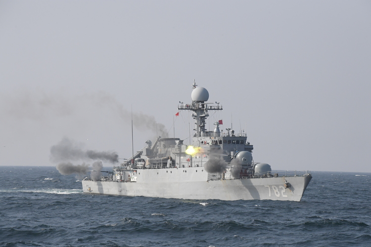 2017년 해상 사격훈련 중인 광명함 /제공 해군본부