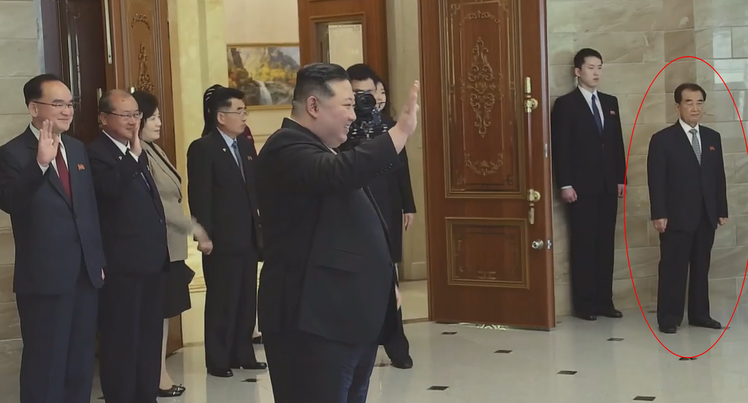 북중 수교 75주년 우호의 해를 맞아 방북한 중국 당정대표단에게 김정은이 손을 흔들고 있다. 빨간색 동그라미가 김창선 부장이다. 김창선은 이후 잠적했다. / 조선중앙TV 캡쳐