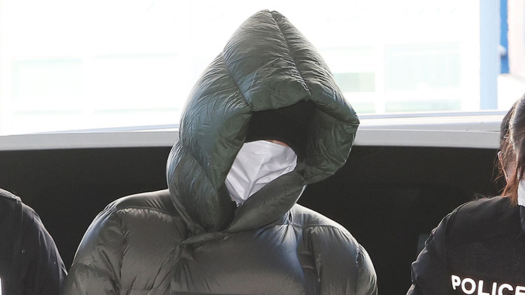 마약 혐의로 수사선상에 오른 상태에서 해외로 도피했다가 체포된 남양유업 창업주 외손녀 황하나 씨가 26일 경기도 안양시 수원지방법원 안양지원에서 열린 구속 전 피의자 심문(영장실질심사)에 출석하고 있다. /연합뉴스