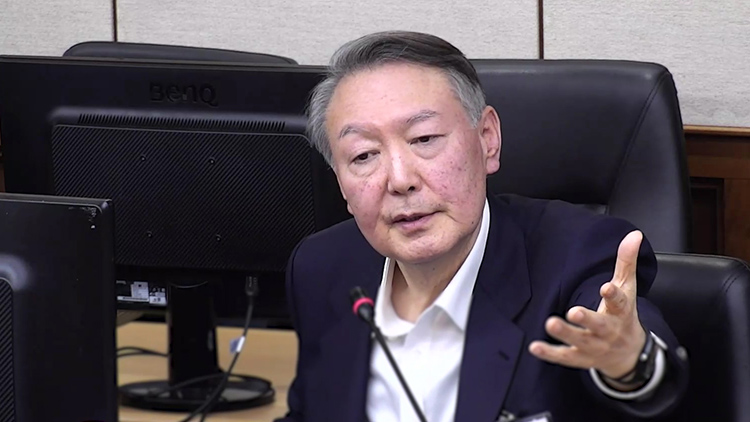 윤석열 전 대통령이 26일 오후 서울 서초구 서울중앙지법에서 열린 특수공무집행방해, 직권남용 권리행사방해 등 혐의 사건의 결심 공판에서 최후 진술을 하고 있다. /서울중앙지법 제공
  