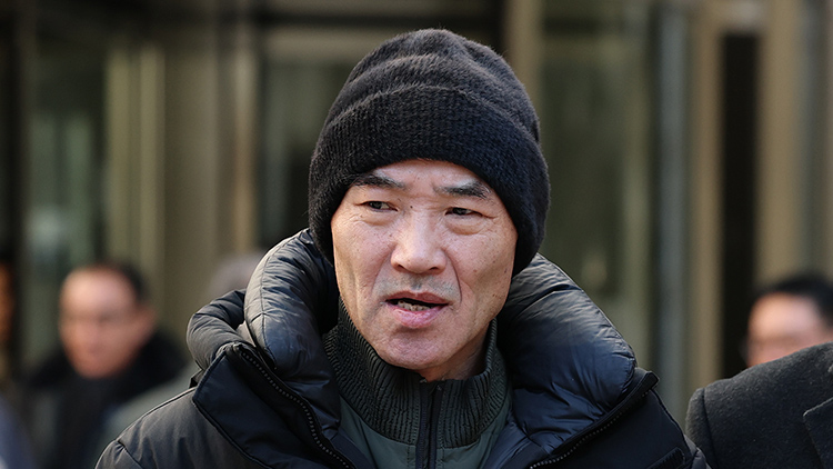 2020년 9월 서해에서 발생한 공무원 피격 사건과 관련해 유가족 이래진 씨가 지난 26일 서울 서초구 서울중앙지방법원에서 열린 서훈 전 청와대 국가안보실장, 박지원 전 국정원장, 서욱 전 국방장관 등에 대한 1심 선고공판 뒤 법정을 나서며 발언하고 있다. /연합뉴스