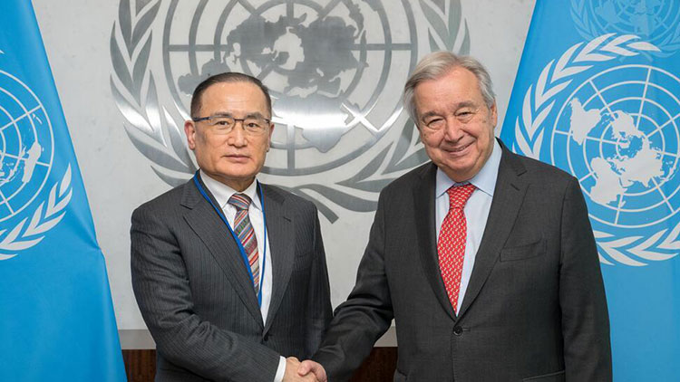 위성락 국가안보실장이 지난 18일(현지시간) 뉴욕을 방문해 안토니우 구테흐스 유엔 사무총장과 면담하기 전 악수하는 모습 /유엔본부 제공