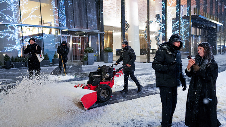 현지시간 26일, 미국 뉴욕에 폭설이 내린 가운데 한 사람이 눈을 치우고 있는 모습 /REUTERS=연합뉴스
