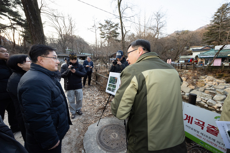 김성환 기후에너지환경부장관이 27일 서울 강북구 북한산국립공원을 찾아 불법 점유시설 현장을 점검하고 있다. / 기후부 제공