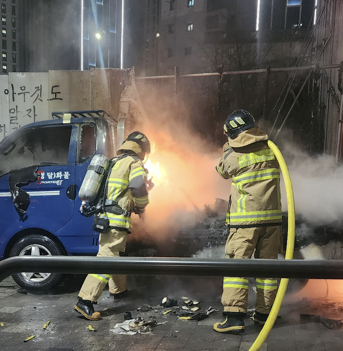 소방대원들이 트럭에 난 불을 끄는 모습 / 제공: 서울 마포소방서