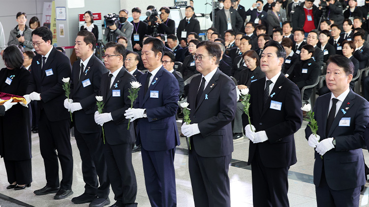 29일 오전 전남 무안국제공항에서 열린 12ㆍ29 제주항공 여객기 참사 1주기 추모식에서 우원식 국회의장(오른쪽 세 번째)과 더불어민주당 정청래 대표, 국민의힘 장동혁 대표 등 국회 대표가 헌화하고 있다. /연합뉴스