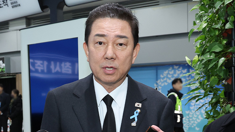 더불어민주당 김병기 원내대표가 29일 전라남도 무안군 무안국제공항 여객터미널에서 열린 12ㆍ29 여객기 참사 1주기 추모식을 마친 뒤 취재진의 질문에 답하고 있다. /연합뉴스