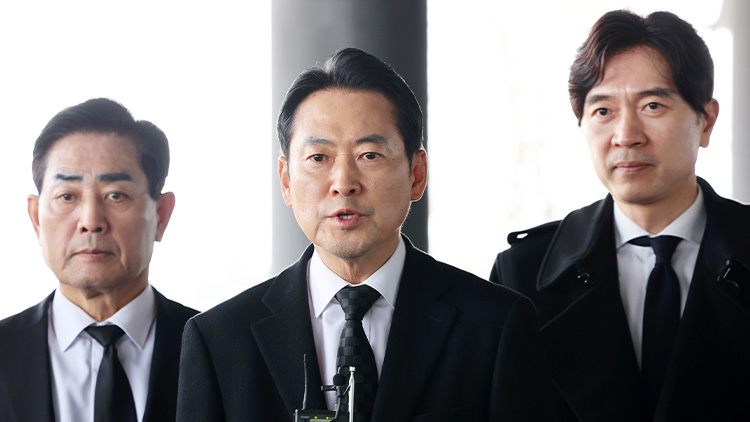 국민의힘 장동혁 대표가 29일 오후 전남 해남 솔라시도 홍보관 앞에서 발언하고 있다. /연합뉴스