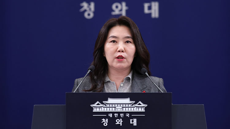 강유정 청와대 대변인이 29일 청와대 춘추관에서 이재명 대통령 청와대 출근 관련 브리핑을 하고 있다. /연합뉴스