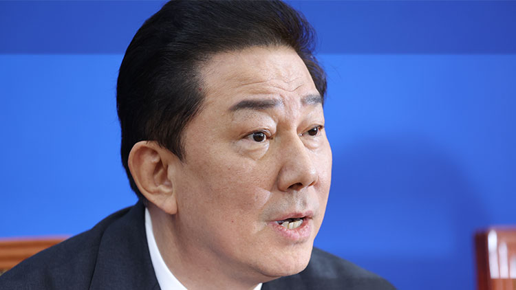 더불어민주당 김병기 원내대표가 30일 국회에서 열린 민주당 원내대책회의에서 사퇴의사를 밝히고 있다. /연합뉴스