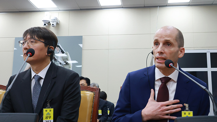 30일 국회에서 열린 쿠팡 침해사고 및 개인정보 유출, 불공정 거래, 노동환경 실태 파악과 재발 방지 대책 마련을 위한 청문회에서 해롤드 로저스 쿠팡 대표이사가 의원 질의에 답하고 있다. 왼쪽은 박대준 전 쿠팡 대표 /연합뉴스
