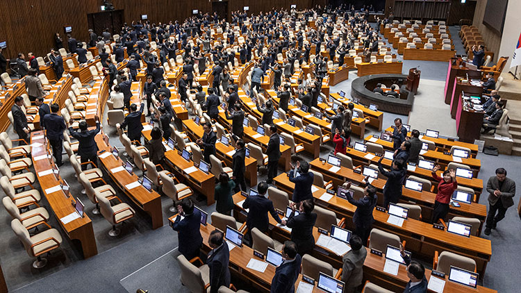 30일 국회에서 열린 2025년도 마지막 본회의인 12월 임시국회 3차 본회의에서 안건을 모두 처리한 여야 의원들이 우원식 국회의장의 제의로 국민에게 인사하고 있다. /연합뉴스