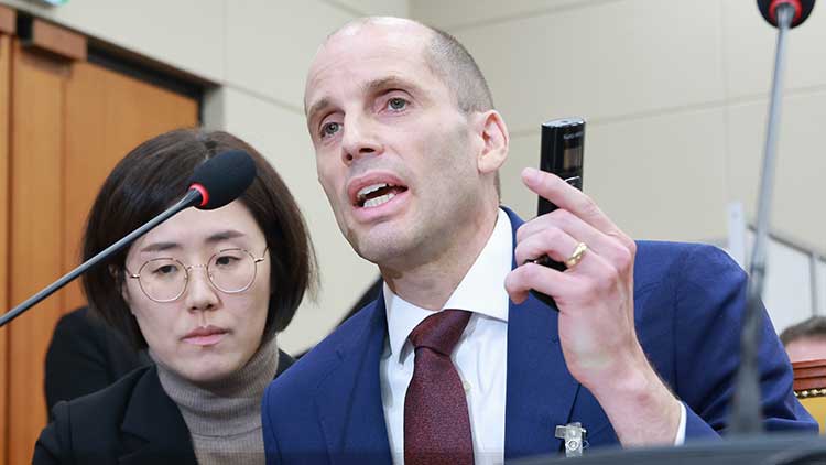 30일 국회에서 열린 쿠팡 침해사고 및 개인정보 유출, 불공정 거래, 노동환경 실태 파악과 재발 방지 대책 마련을 위한 청문회에서 해롤드 로저스 쿠팡 대표이사가 최민희 과학기술정보방송통신위원회 위원장의 동시통역기 착용 요구에 답변하고 있다. /연합뉴스