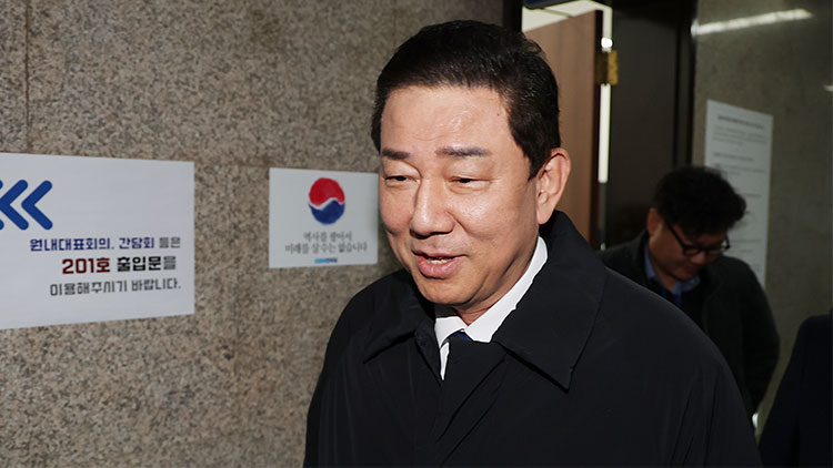 더불어민주당 김병기 전 원내대표가 지난 30일 서울 국회 원내대표실을 나서고 있다. /연합뉴스