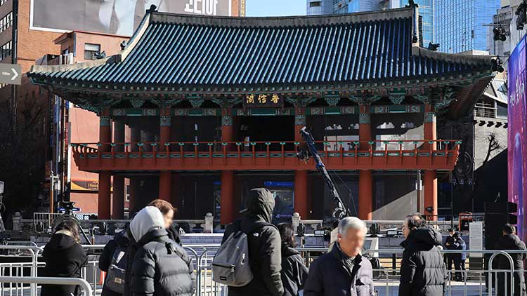 31일 2025년 제야의 종 타종행사가 열리는 보신각 주변이 행사를 준비하는 인원 등으로 붐비고 있다. /연합뉴스