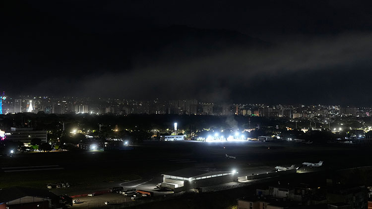 베네수엘라 카라카스에서 폭발음과 저공 비행기 소리가 들린 후 공항에서 연기가 피어오르는 모습 /AP=연합뉴스