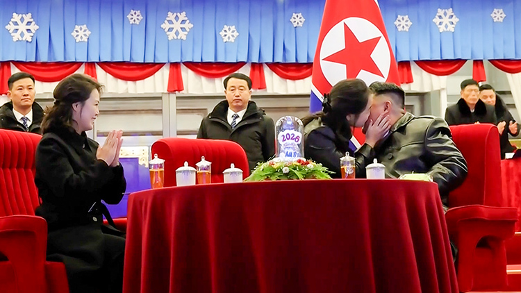 평양 5월1일경기장에서 열린 2026년 신년경축공연에서 새해 카운트다운이 끝나자 김정은 북한 국무위원장의 딸 주애가 김 위원장 볼에 입을 맞추고 있다. /연합뉴스