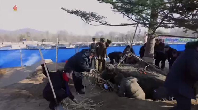 김정은이 밧줄을 정리하자 딸 김주애도 바닥에 있는 밧줄을 줍기 시작했다. / 화면=조선중앙TV