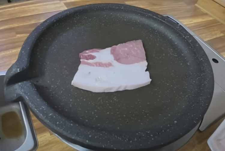 울릉도를 방문한 한 유튜버가 1인분(120g)에 1만5000원짜리 삼겹살을 주문하고 받은 고기. 대부분이 비계 부위로, 결국 울릉군수까지 나서 사과하기도 했다. /유튜브 채널 '꾸준'