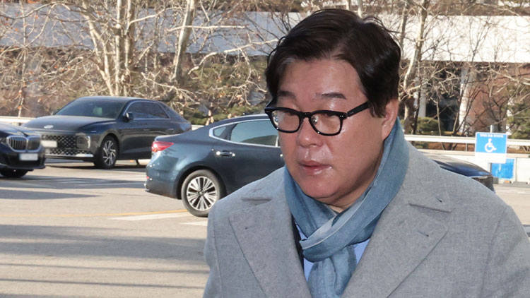 '쌍방울 대북 송금 사건' 수사 과정에서 제기된 '연어·술파티 회유 의혹'과 관련해 김성태 전 쌍방울 회장이 8일 오전 서울 서초구 서울고검 인권침해점검 태스크포스(TF)에서 조사를 받기 위해 출석하고 있다. /연합뉴스