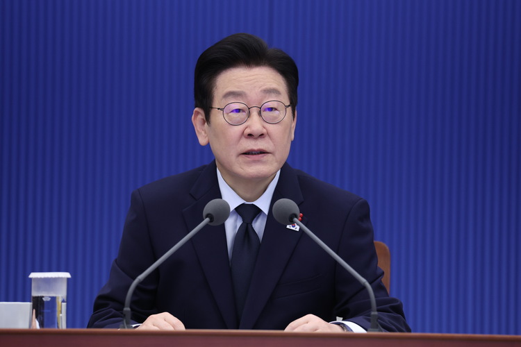 이재명 대통령이 8일 청와대에서 열린 수석보좌관회의에서 발언하고 있다. /청와대통신사진기자단