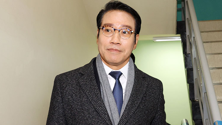 인사에 부당한 개입을 한 의혹을 받는 최경식 전북 남원시장이 8일 조사를 받기 위해 전북경찰청에 출석하고 있다. /연합뉴스