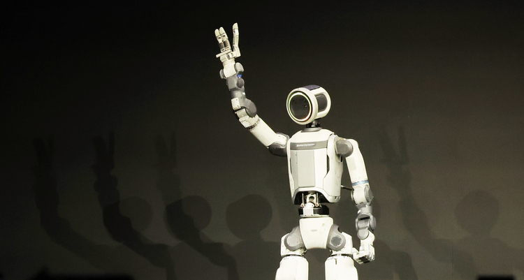 지난 5일(현지시간) 미국 네바다주 라스베이거스 만달레이베이에서 열린 현대차그룹 프레스 컨퍼런스에서 차세대 전동식 아틀라스 시제품이 손인사하고 있다.  /공동취재 