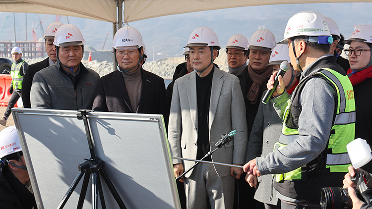 국민의힘 장동혁 대표가 9일 경기도 용인시 용인반도체클러스터 일반산업단지 공사현장을 둘러보고 있다.  /연합뉴스 