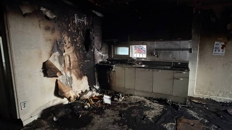 벽지와 바닥이 불에 타 까맣게 그을린 주택 내부 모습