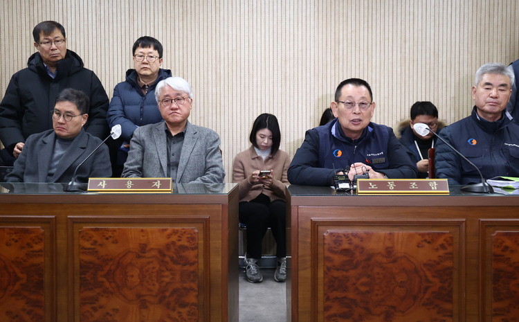 서울 시내버스 노조 파업 예고일을 하루 앞둔 12일 서울지방노동위원회에서 열린 특별조정위원회 사후 조정 회의에서 박점곤 서울시 버스노동조합(버스노조) 위원장이 발언하고 있다. /연합뉴스 